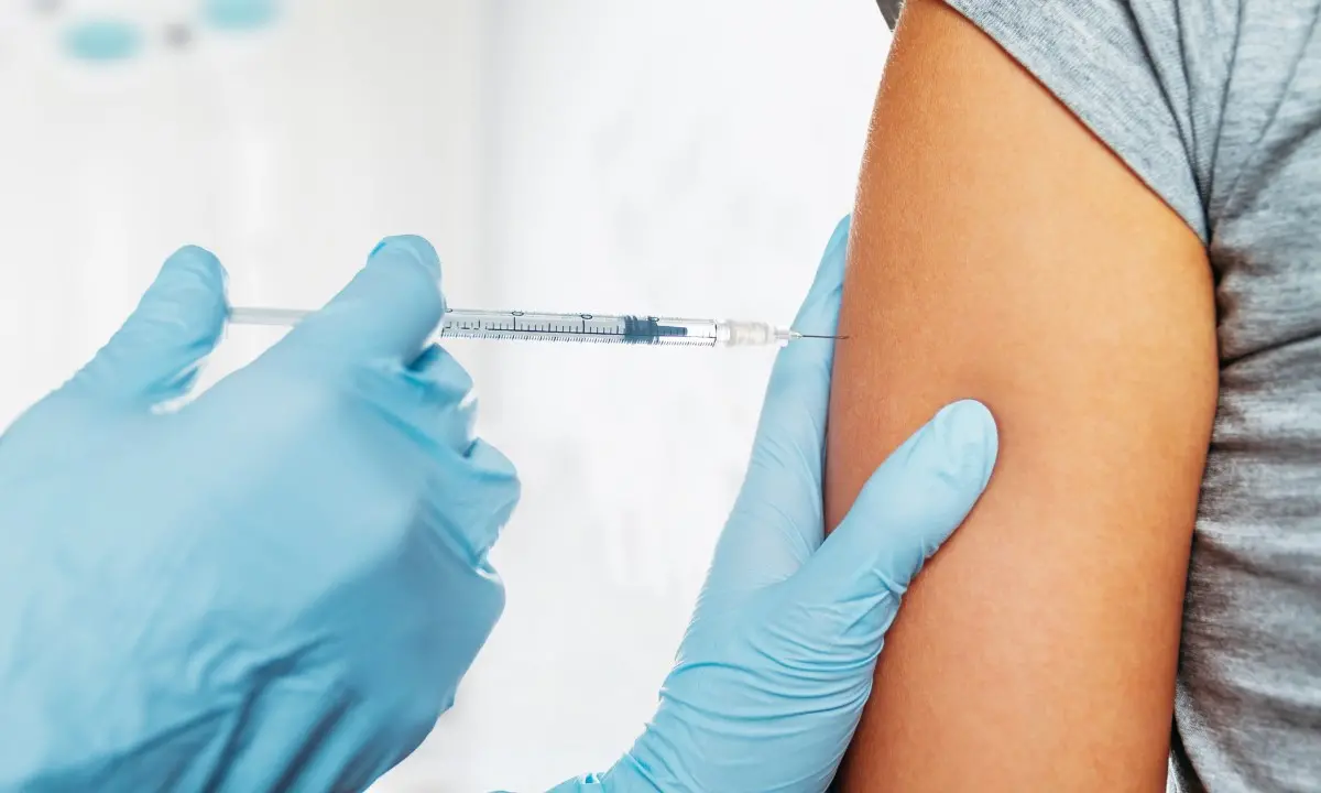 Vaccini anti-Covid, taglio del 25% in Calabria. Dosi razionate e precedenza ai richiami