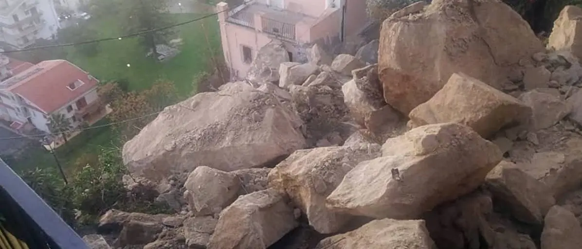 Frana di Amantea, sgomberate 40 persone. Cani molecolari per eventuali dispersi