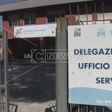 Cosenza, assalto agli uffici del Welfare per accaparrarsi i buoni spesa