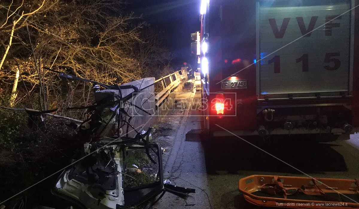 Castrovillari, volano con l’automobile giù da un ponte: ferite due persone