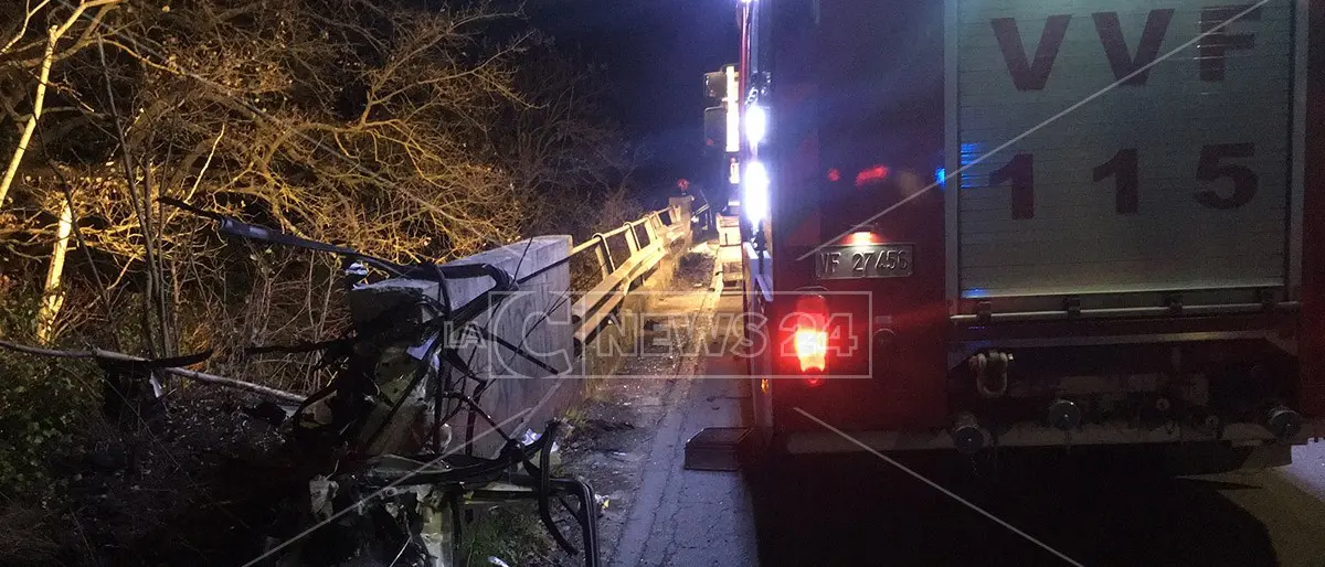 Castrovillari, volano con l’automobile giù da un ponte: ferite due persone