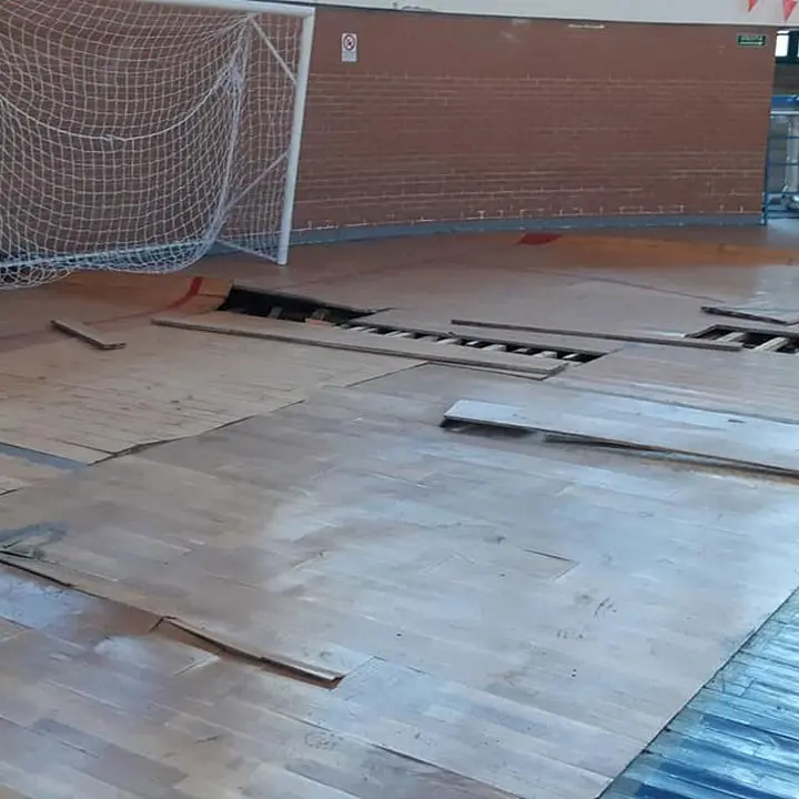 Crotone, impianti sportivi abbandonati: danni al Palamilone