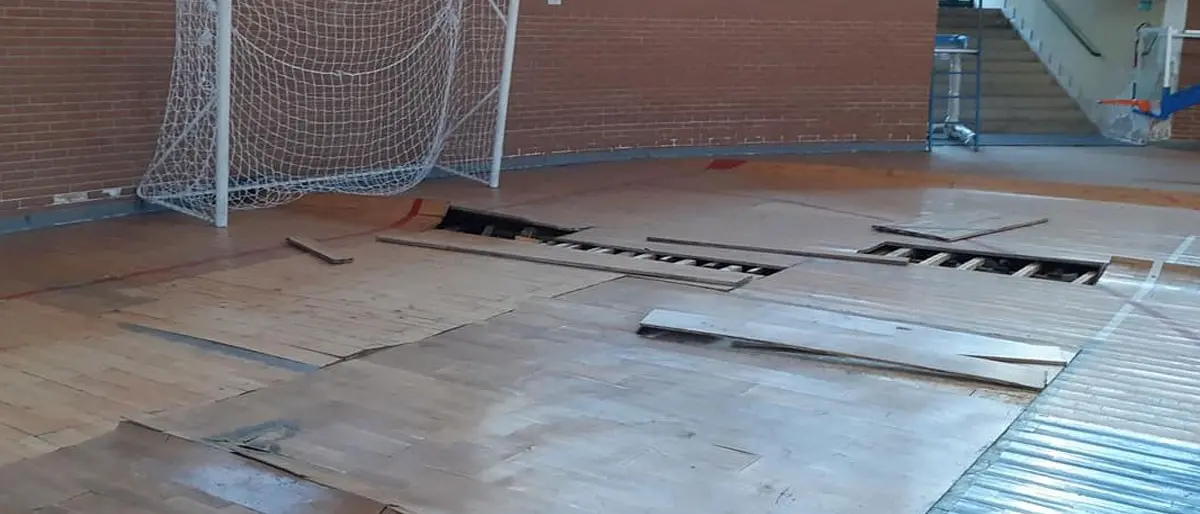 Crotone, impianti sportivi abbandonati: danni al Palamilone