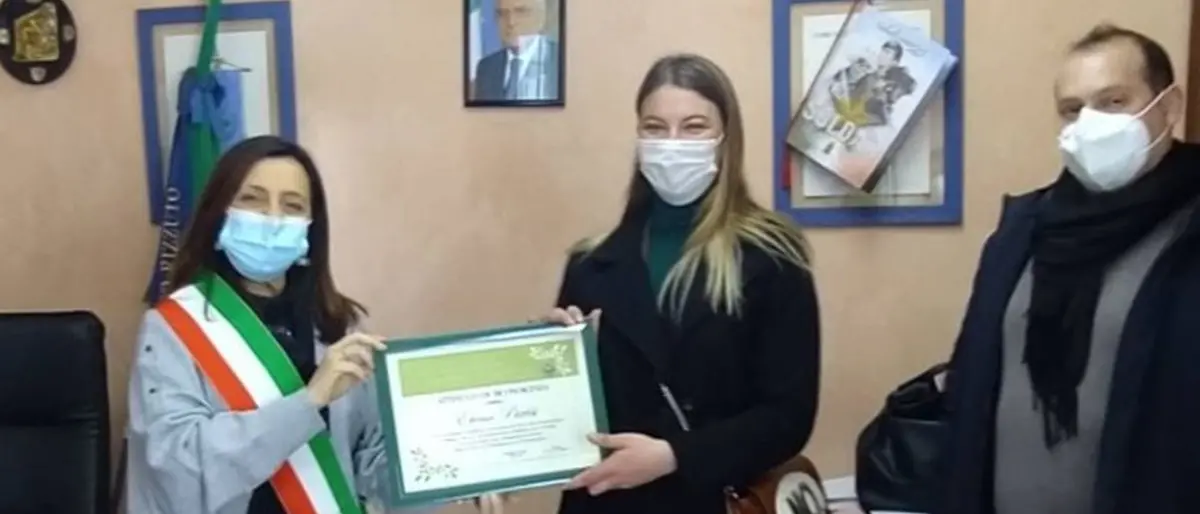 Aveva pulito da sola la spiaggia di Le Castella: il Comune la premia