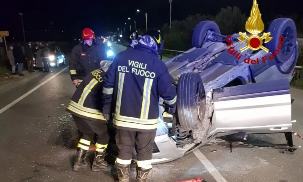 Catanzaro, incidente tra due auto in località Bellino sulla 106: feriti i conducenti