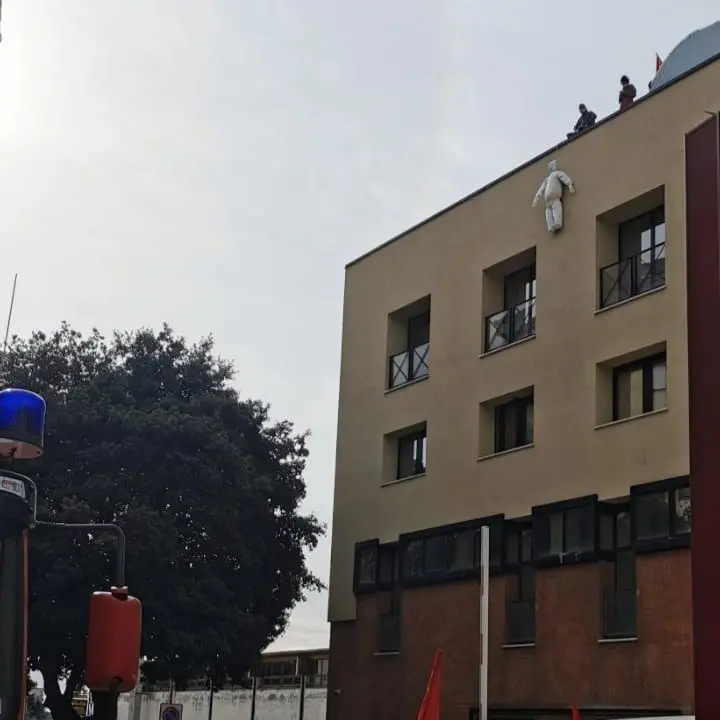 Sant'Anna, protesta dei lavoratori: occupati tetto dell'ospedale e ponte Morandi