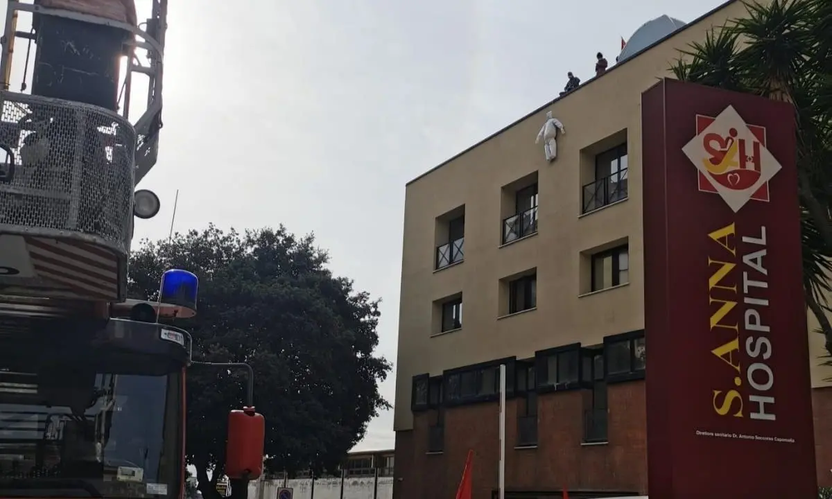 Sant'Anna, protesta dei lavoratori: occupati tetto dell'ospedale e ponte Morandi