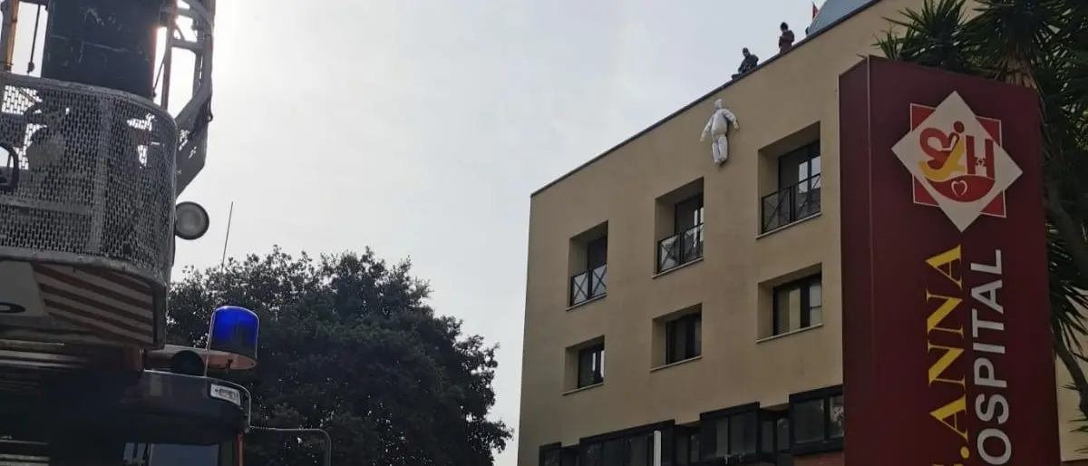 Sant'Anna, protesta dei lavoratori: occupati tetto dell'ospedale e ponte Morandi