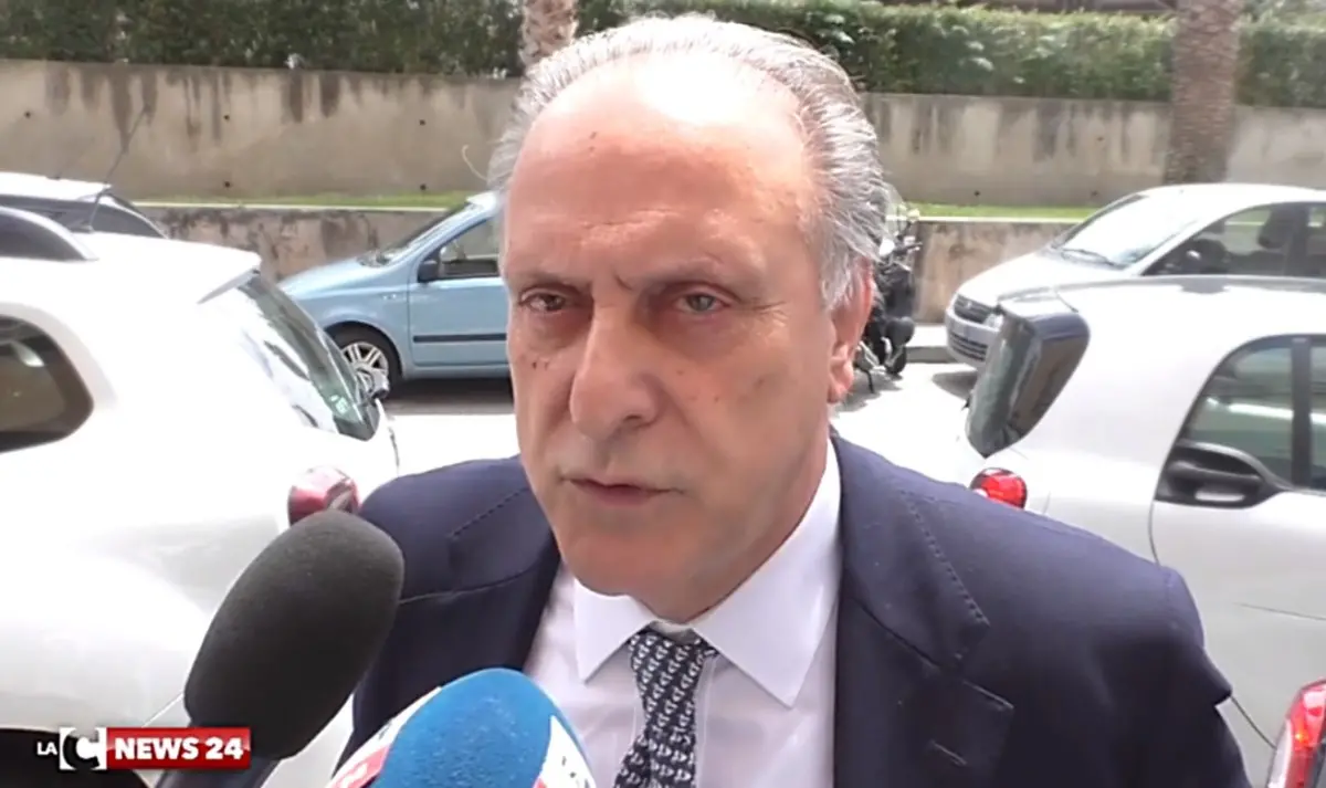 Basso profilo, la politica si divide. Gasparri (Fi): «Accuse lunari», mentre i 5S: «Serve una riscossa civile»