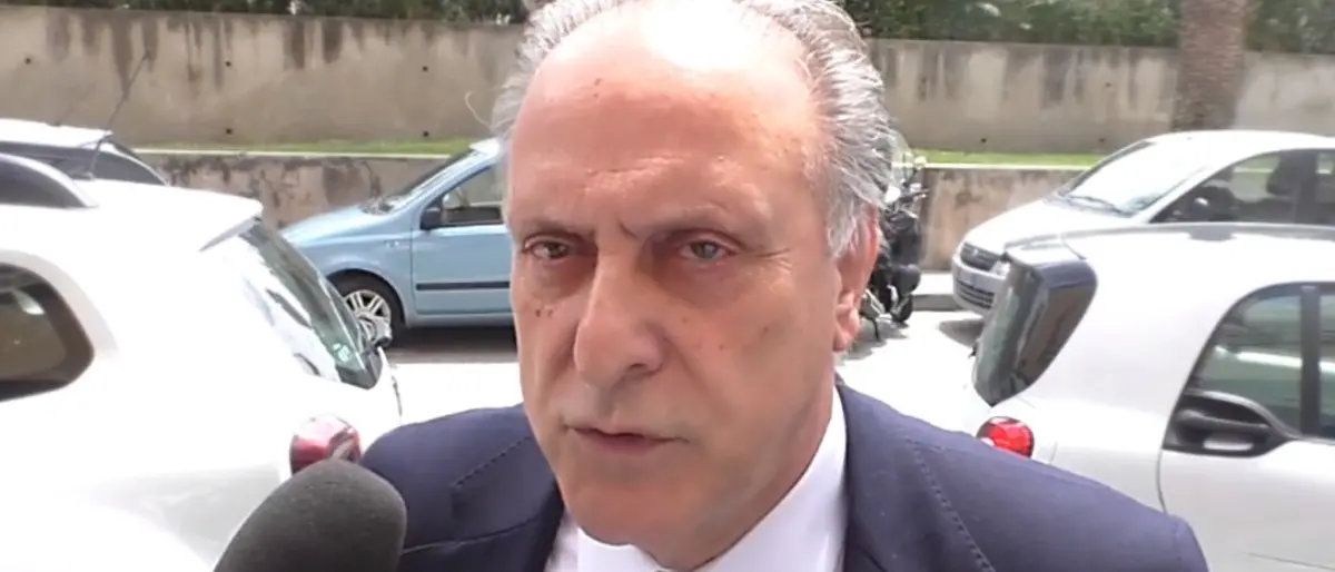 Basso profilo, la politica si divide. Gasparri (Fi): «Accuse lunari», mentre i 5S: «Serve una riscossa civile»