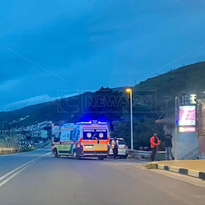 Incidente a Paola, scontro tra furgone e auto: donna incastrata tra le lamiere