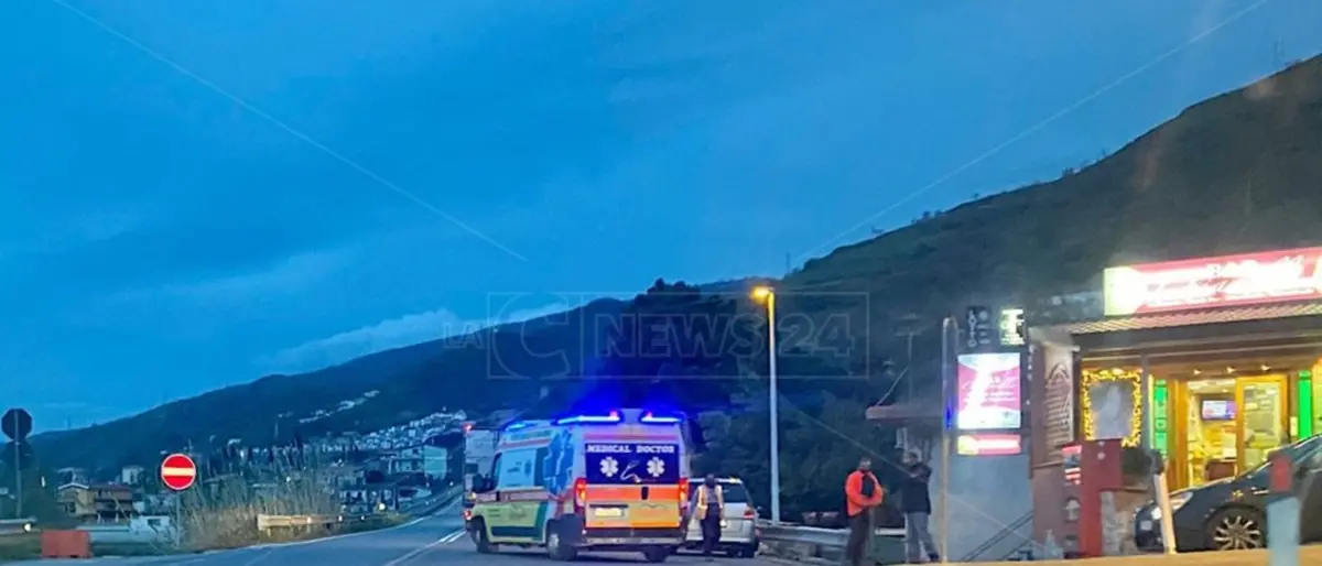 Incidente a Paola, scontro tra furgone e auto: donna incastrata tra le lamiere