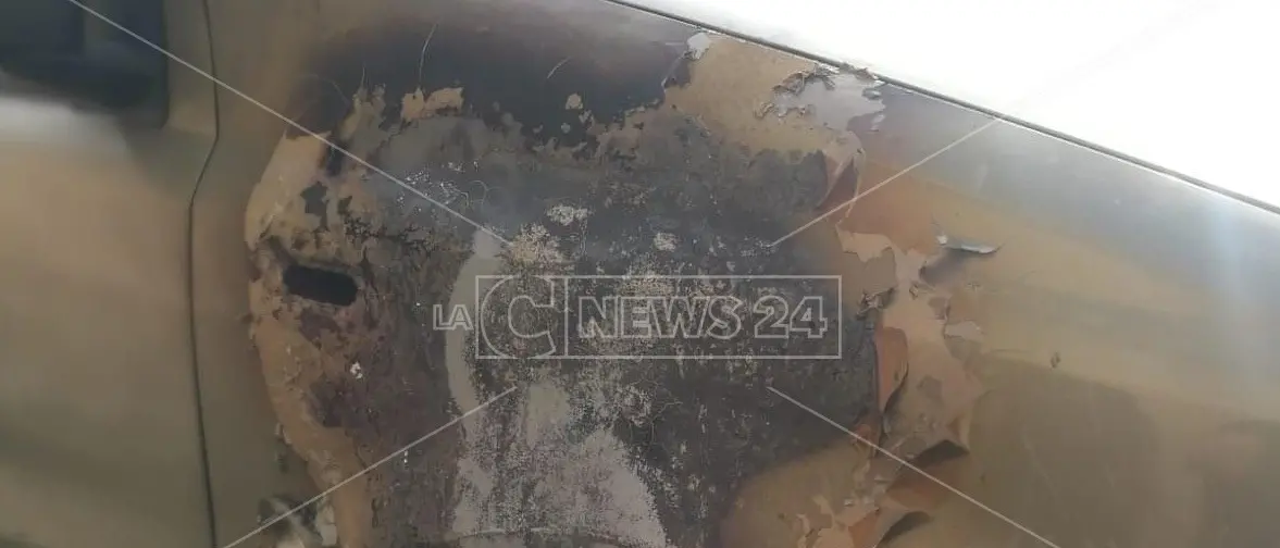 Roccella, fuoco all'auto di una dipendente comunale