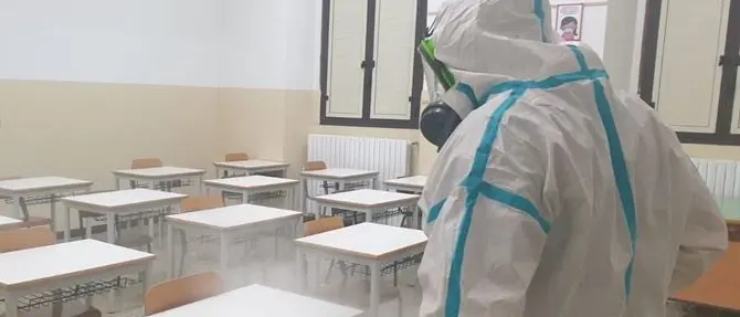 Castrovillari, bidella positiva al Covid: scuola chiusa per sanificazione