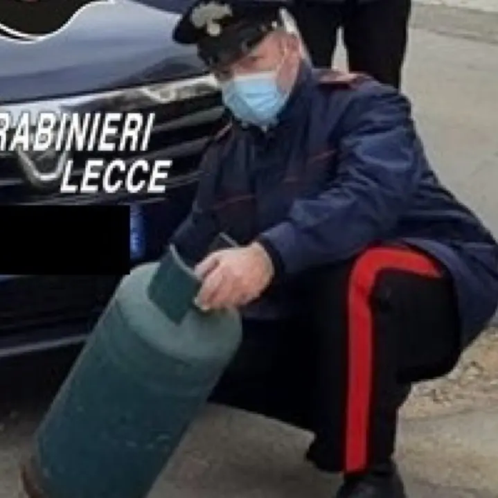 Litiga e lancia bombola di gas sull’auto con a bordo moglie e figlie: arrestato