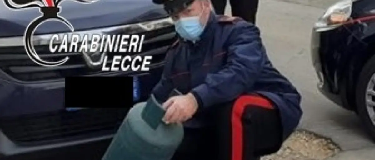 Litiga e lancia bombola di gas sull’auto con a bordo moglie e figlie: arrestato