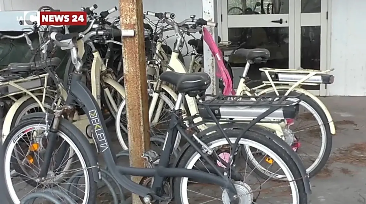 Crotone in bici, il Park and ride sprofonda nel degrado: video