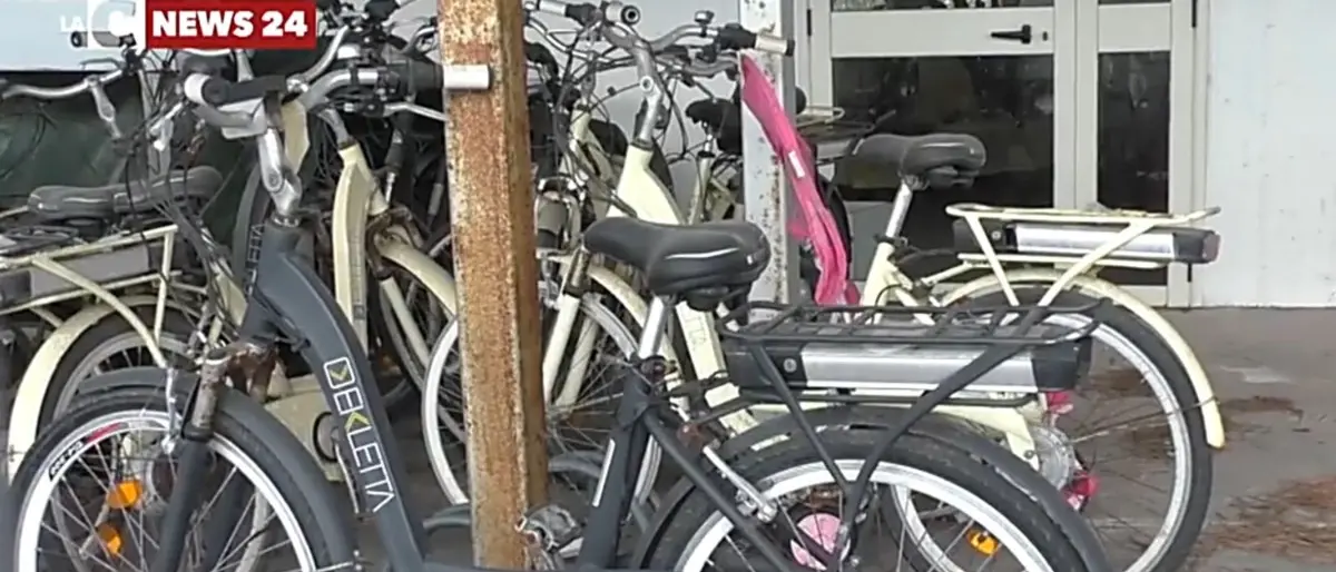 Crotone in bici, il Park and ride sprofonda nel degrado: video