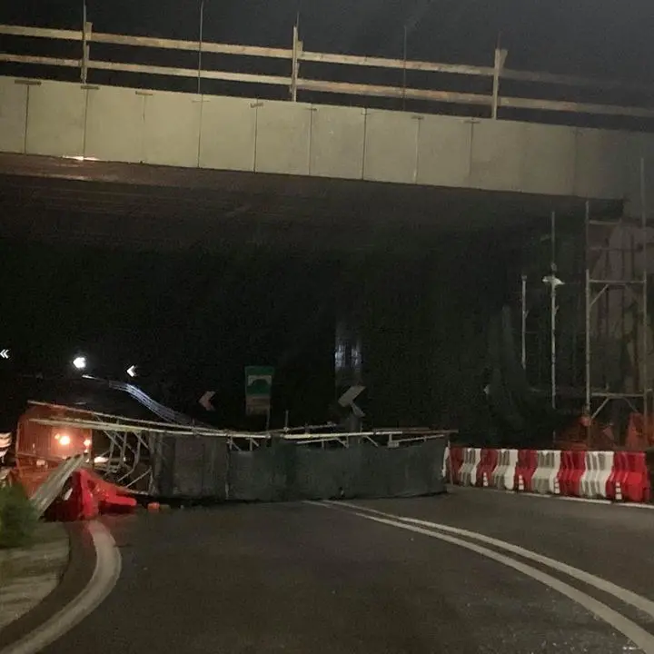 Maltempo, crolla impalcatura sull'autostrada: bloccato svincolo Altilia-Grimaldi