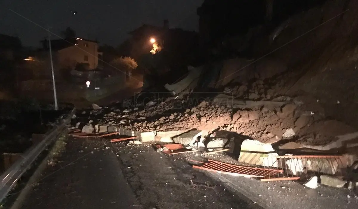 Frane ed evacuazioni nel Cosentino, diverse strade invase dal fango