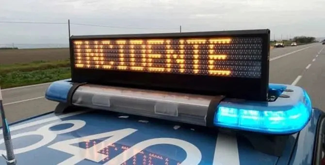 Poliziotto muore in un incidente tra un'auto e un camion sull'A2: traffico rallentato