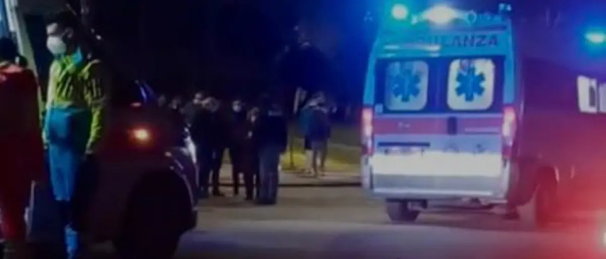 Cosenza, incidente davanti al tribunale: auto investe due avvocati