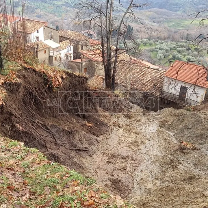 Rota Greca, frana nel corso della notte: sgomberate 40 persone