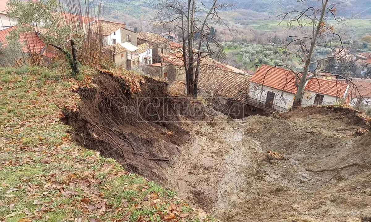 Rota Greca, frana nel corso della notte: sgomberate 40 persone