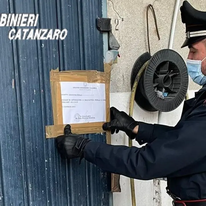 Gimigliano, carrozzeria abusiva e operaio in nero: nei guai 54enne
