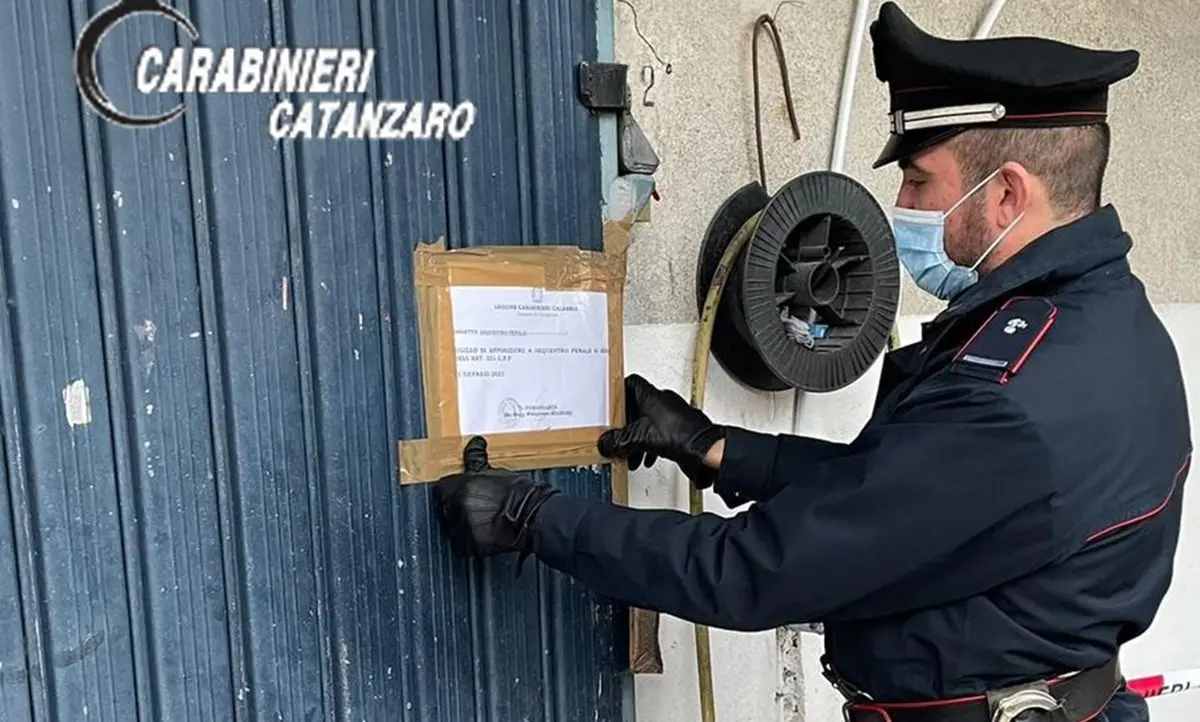 Gimigliano, carrozzeria abusiva e operaio in nero: nei guai 54enne