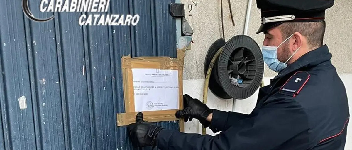Gimigliano, carrozzeria abusiva e operaio in nero: nei guai 54enne