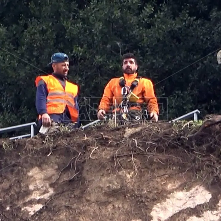 Frana Amantea, il maltempo rallenta i rilievi tecnici: rocciatori ancora al lavoro