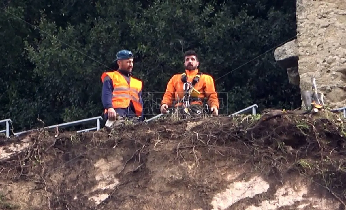 Frana Amantea, il maltempo rallenta i rilievi tecnici: rocciatori ancora al lavoro