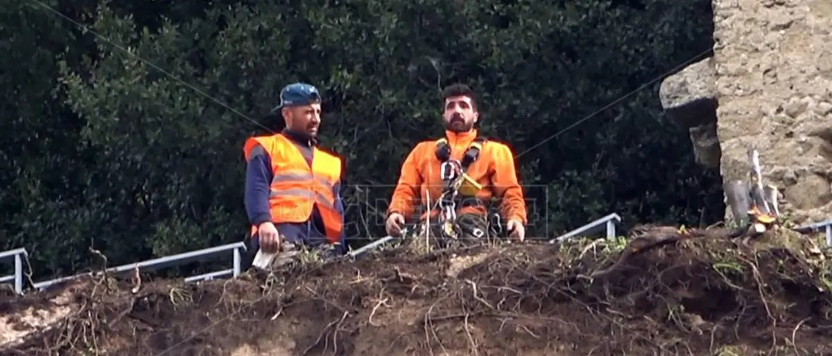 Frana Amantea, il maltempo rallenta i rilievi tecnici: rocciatori ancora al lavoro
