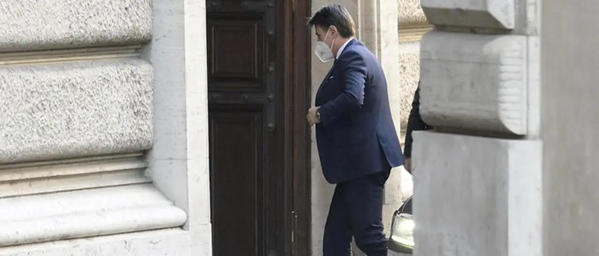 Governo, Conte si è dimesso. Domani Mattarella avvia le consultazioni