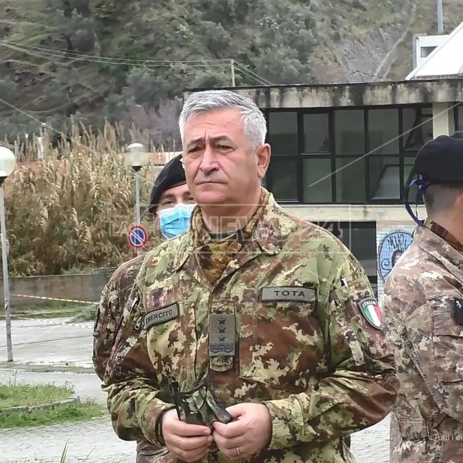 Catanzaro, la visita del generale dell'esercito Tota: sopralluogo alla tenda militare