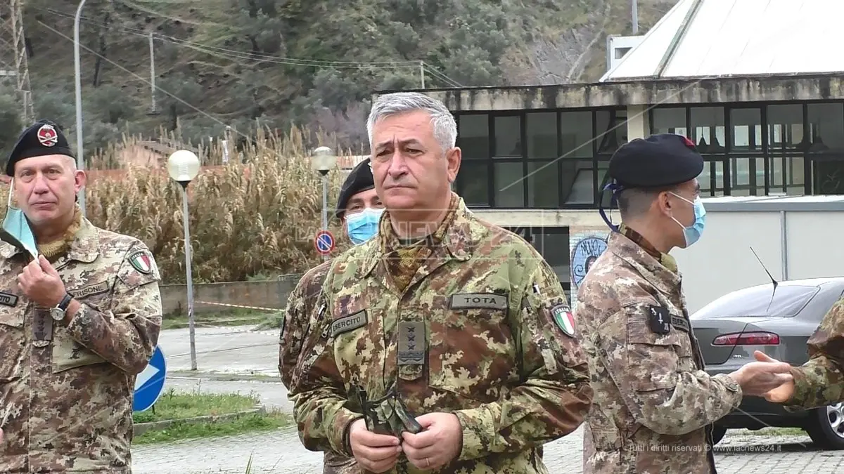 Catanzaro, la visita del generale dell'esercito Tota: sopralluogo alla tenda militare