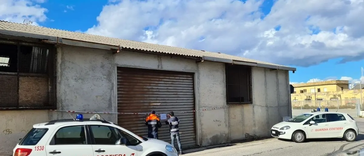 Vibo, sequestrata area demaniale marittima e sigilli a un capannone con amianto