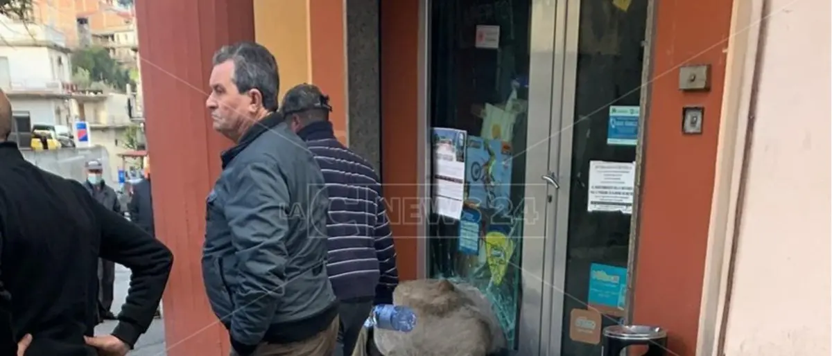 Il cavallo si imbizzarrisce e sfonda una porta a vetri: ferito il giovane disarcionato