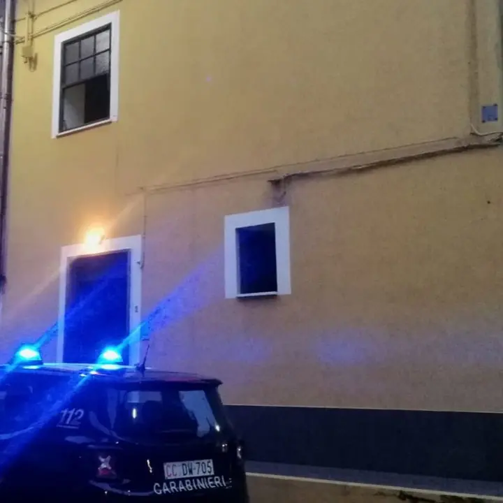 Cosenza, picchia la compagna e aggredisce i carabinieri: arrestato 21enne