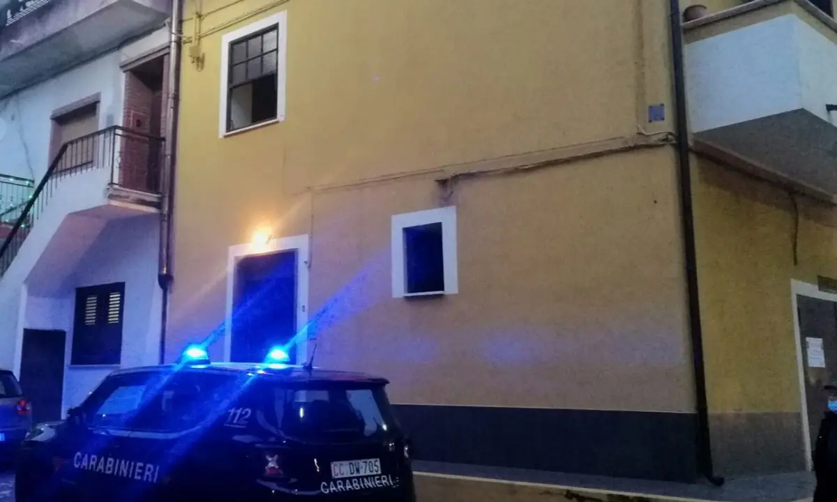 Cosenza, picchia la compagna e aggredisce i carabinieri: arrestato 21enne