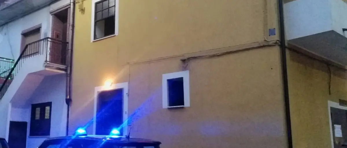Cosenza, picchia la compagna e aggredisce i carabinieri: arrestato 21enne
