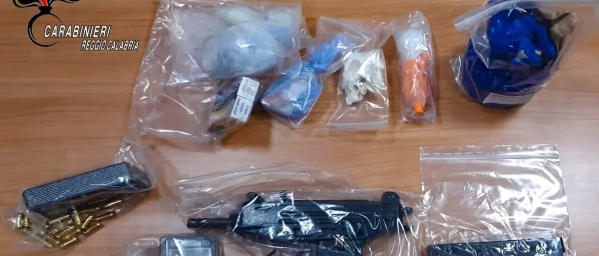 Armi e droga in un casa disabitata, sequestro dei carabinieri a Gioia Tauro