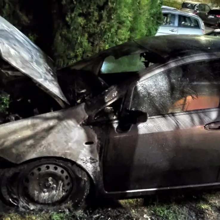 Corigliano Rossano, auto in fiamme nella notte: terzo rogo doloso in tre giorni