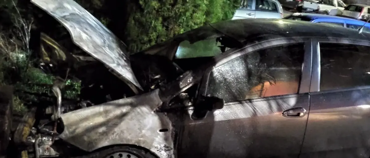 Corigliano Rossano, auto in fiamme nella notte: terzo rogo doloso in tre giorni