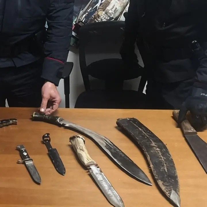 Corigliano Rossano, minaccia l’ex moglie: nella sua casa scoperti machete e pugnali