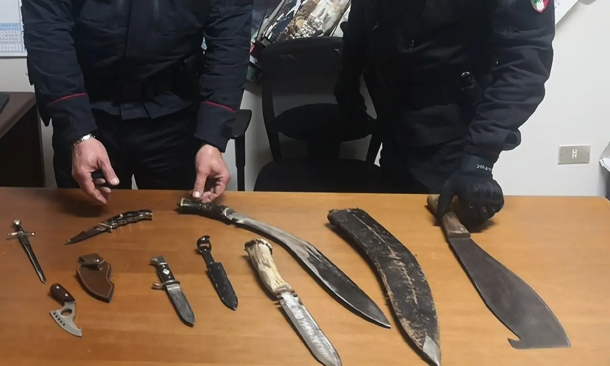 Corigliano Rossano, minaccia l’ex moglie: nella sua casa scoperti machete e pugnali