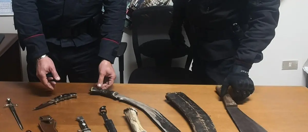 Corigliano Rossano, minaccia l’ex moglie: nella sua casa scoperti machete e pugnali