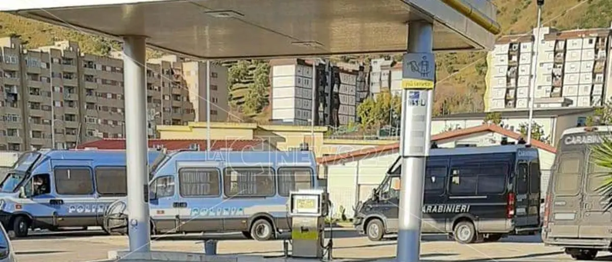 Catanzaro, al via lo sgombero di case occupate: sul posto anche reparti antisommossa