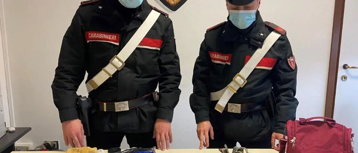 Cirò Marina, in auto con un’arma clandestina: arrestato 30enne